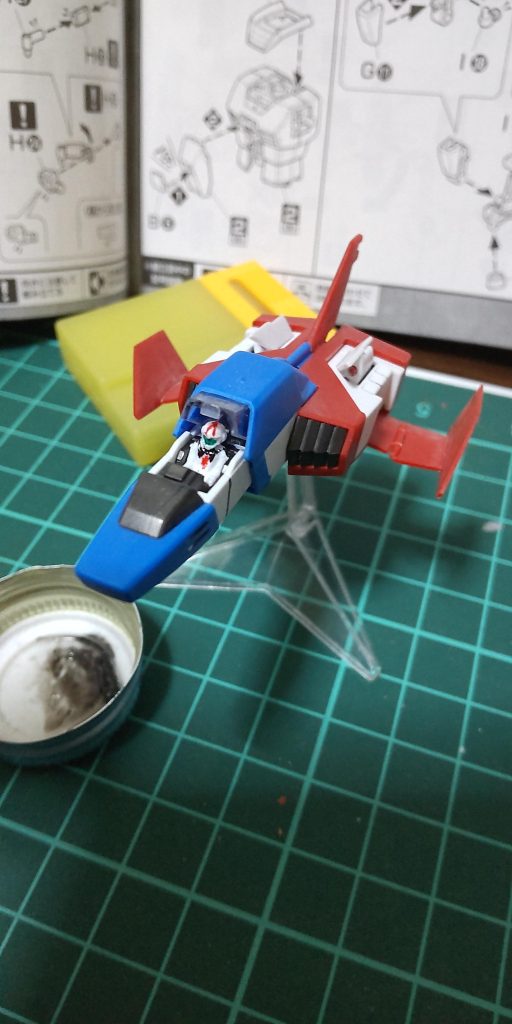 爪楊枝に塗料つけて、中の人を塗ってみました。フロントガラスに頭ぶつけて血出てる訳ではありません(gundam-kao9)