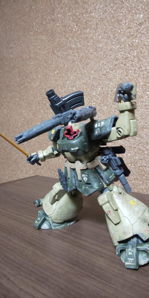  モノアイは稼働化、肩のジョイント部も溝を削り稼働範囲を拡げて９０℃ぐらいまで動かせます。