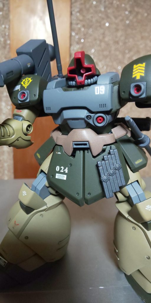 モノアイはボールジョイントで稼働化。キットにカバーがありますが、モノアイを動かすのに邪魔になるので付けてません。