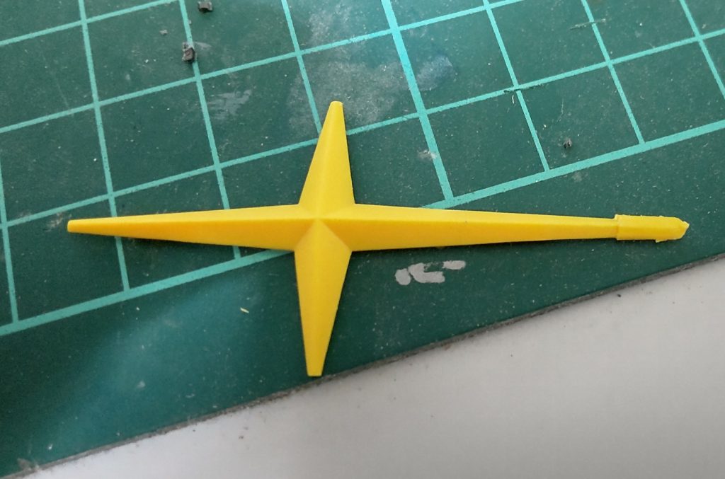 棒ヤスリでつや消ししていたら折りました。しかも欠片が行方不明に…仕方なくランナー継ぎ足して復活させます。