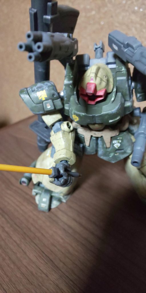  肩間接にドムトルーパー製作時に予備で買った胴体パーツから流用、旧キット故にここと足首、股関節は折れそうで不安ですよね💦というか折れましたけど😫これを想定して予備のキットは用意していたのでよかったものの、今回は塗装は全て缶スプレー、取り付けた武装パーツと、一体費用がいくらかかったのやら😓