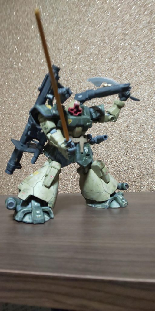  ジオンの残党軍という設定でおそらくは小隊が基本、一対多数の戦闘を想定して作ってみました。剣を防いでも銃弾が飛んでくる、接近戦闘でも防御不可能な装備でなかなかいい感じになったかと。とはいえ肩のガトリングはパテで組んだものの、あれこれ動かしていたらプラプラになってしまいましたが😫