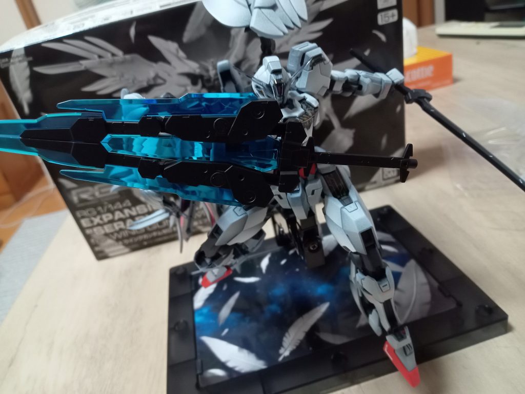 スペース上の問題でエスカッシャンを廃止しましたが、エネルギーソードを盾として使用できる為、防御力は従来の性能を担保しつつ、負荷を軽減しています。