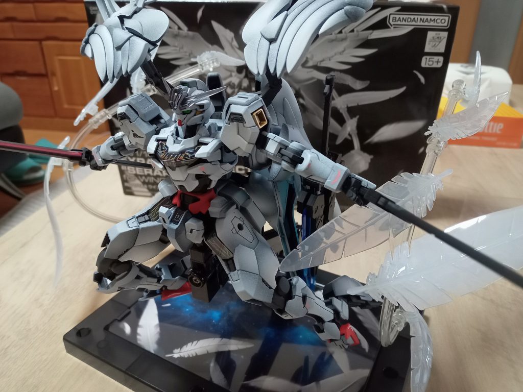 踵に移植したブースターの向きを反転させることでハイマニューバモードに移行し、高機動での強襲、離脱を得意とします。