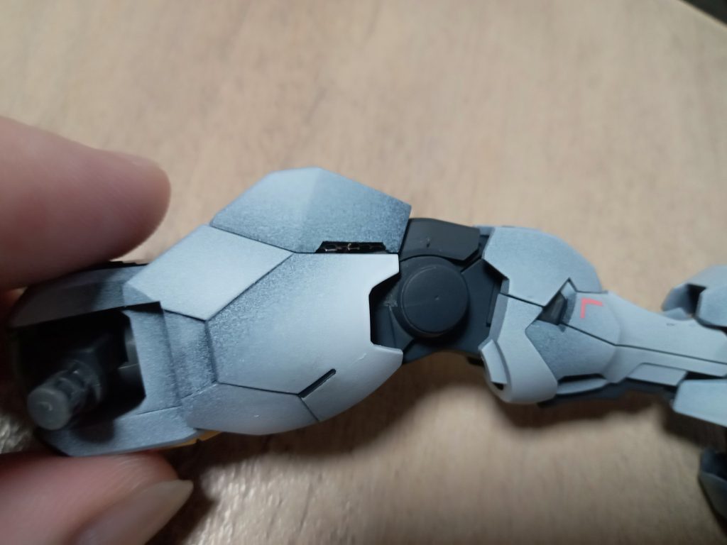 今回はパネル毎のグラデーションを意識して制作しました。一部のパーツは切り欠いて金属メッシュを入れています。