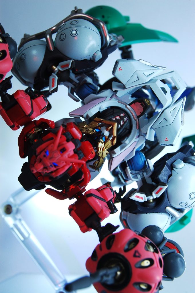 各種スラスターの向きを揃えれば巡航姿勢に。メインカメラはブラックライトで発光。