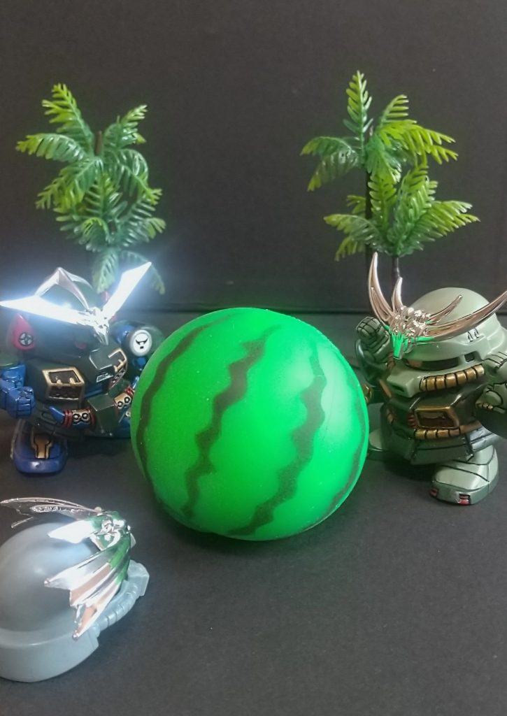 古「そんな事をせずとも涼をとる方法はあるわ。これを見よ!」ドーン今「おおっ、これは見事な大玉スイカ!」新「さすが長兄!うんまそ〜」古「むふふ、そうであろう。ではさっそく食べ…」???「見つけたぞ闇軍団!」古今新「!?」