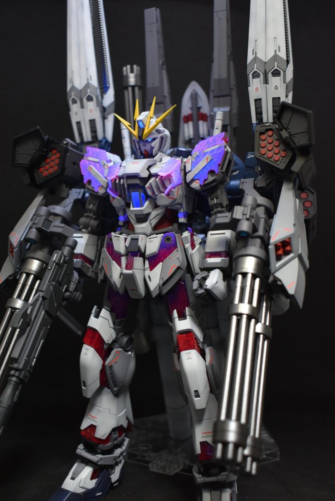 YouTubeの方を真似してサイコフレームが青に光るように塗装しました。