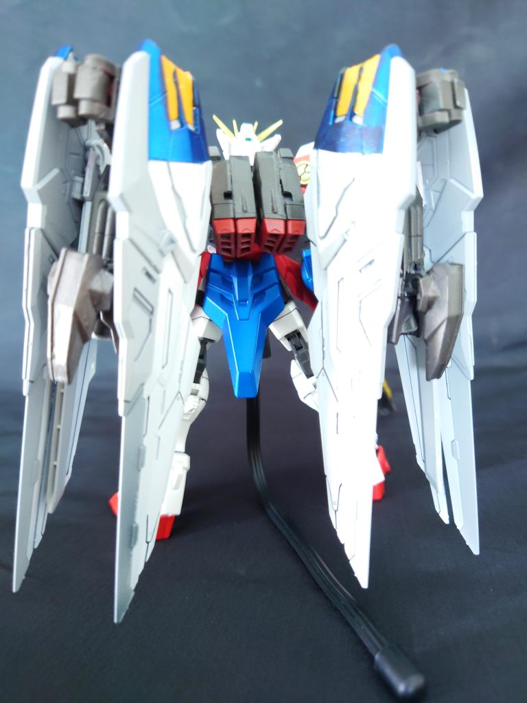 バックパックはベースをMGSDフリーダムを使用。ウイングゼロの様に展開するように改造。一番手間がかかった部分です。残念なのが一部筆塗り失敗した所です。