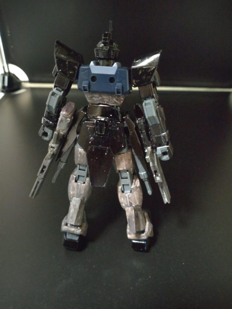 ライフルとナイフを左右に一つずつ装備