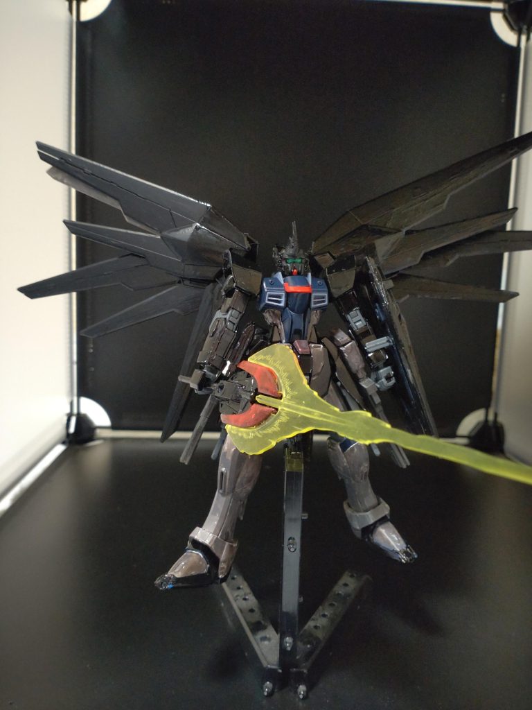 バックパックの頭部は、取り外し可能な大型ビームサーベルになっています