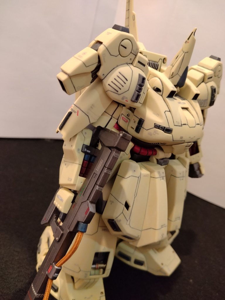 足や装甲板をくり抜き内部にパーツを埋め込みましたがあまりわかりませんね💧私の定番、ダクト&フィン埋込