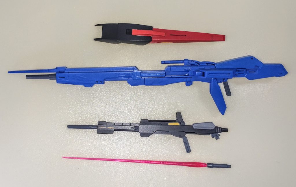 武装類。部分塗装を施した以外はキットのままです。　ハイパーメガランチャーは練習の意味も込めてアクリジョンを使用しましたが、調子に乗ってエアブラシを吹いていたら塗料が溜まってしまいました…😅次に塗装する際の戒めとしてあえて失敗部分は残しました。