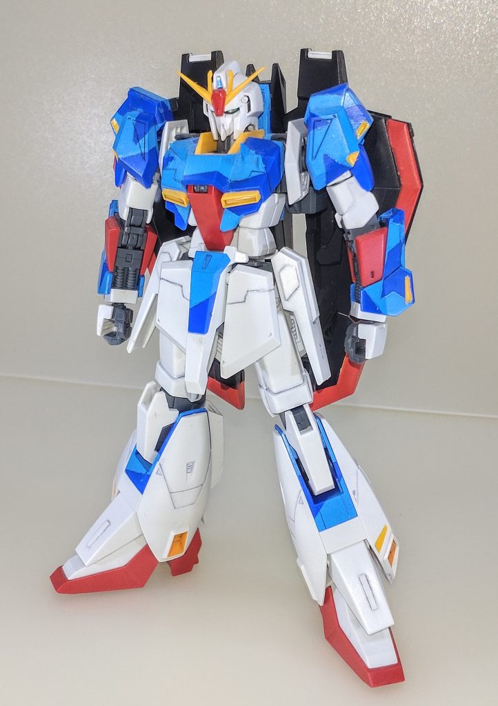 全身。　　このキットは2017年発売当時に購入し部分塗装を施した半パチ組状態のまま飾っていたのですが、2023年にリリースされたmgVer.Ka版のゼータに触発される形で改めて製作し直して2024年の2月に完成させました。