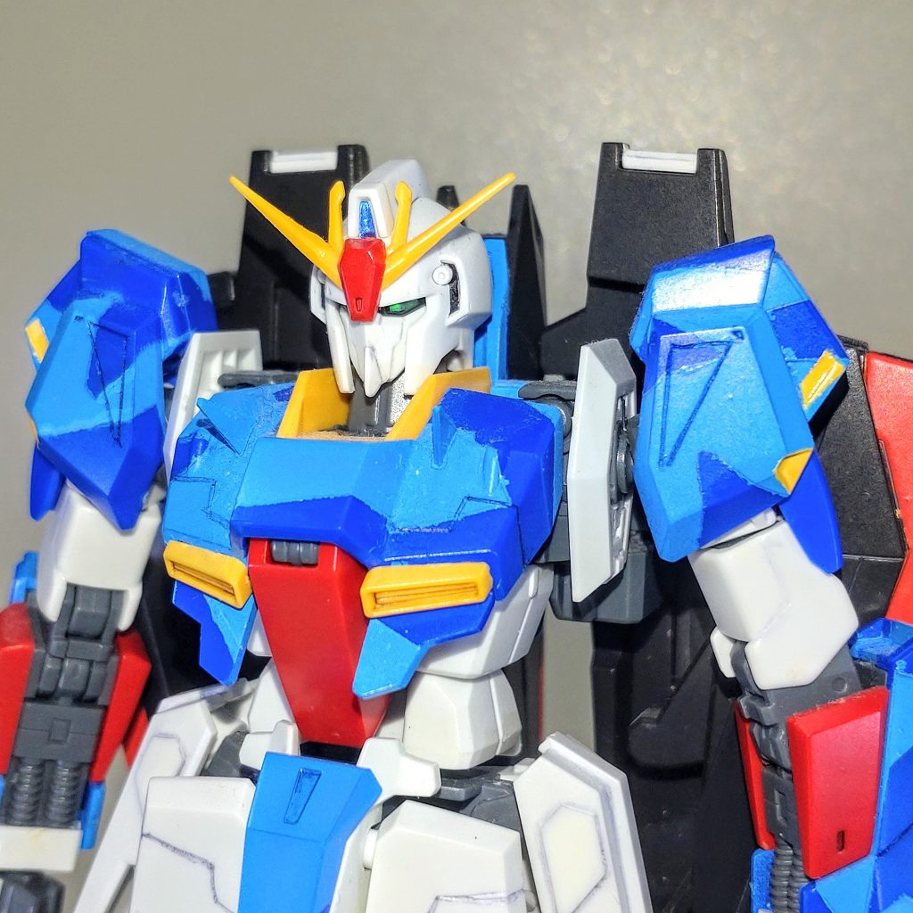 上半身。頭部はアンテナ・あごのシャープ化の基本工作のみです。胴体は分かりづらいですが、mgVer.Ka版を参考にブレードアンテナの追加や筋彫りディテールを施しました。どうでもいいですが肩アーマーのディテールは旧hgゼータのオマージュです。