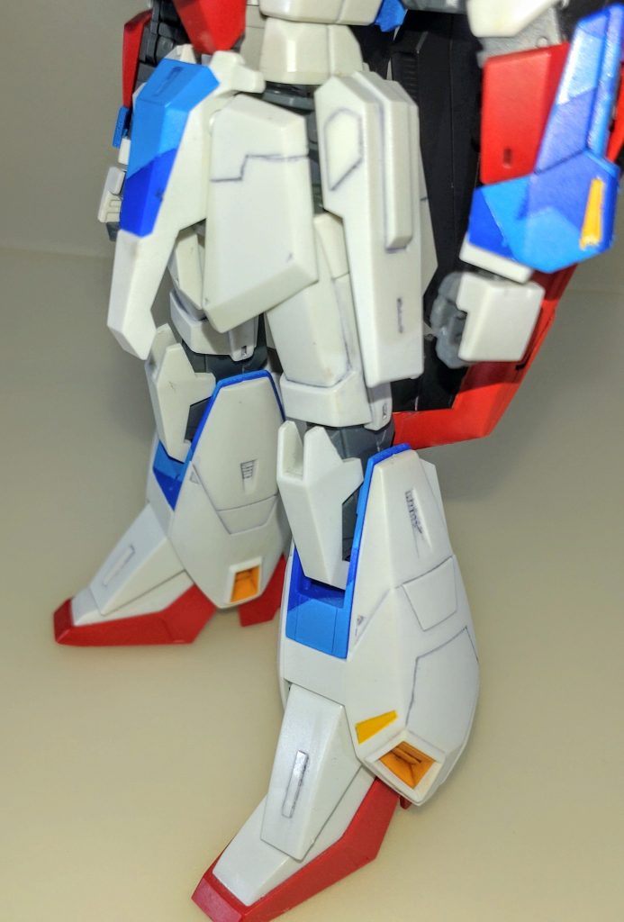 下半身。こちらも上半身同様、筋彫り・プラ版ディテールを施しました。