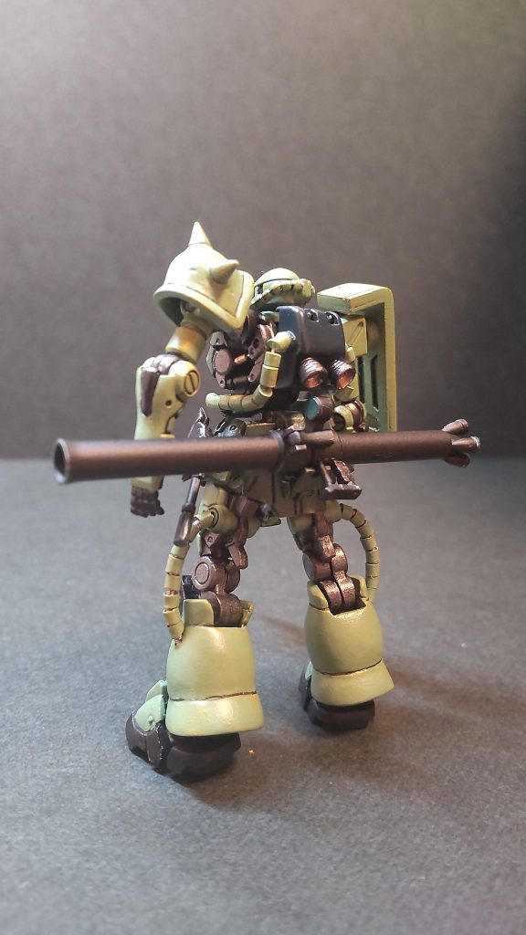 リヤアーマー中央部に開閉式フックを作成し装着可能に。バズーカはフルスクラッチ。どう見ても一発しか撃てない気がする🤔( 何かの情報では2発とか?)
