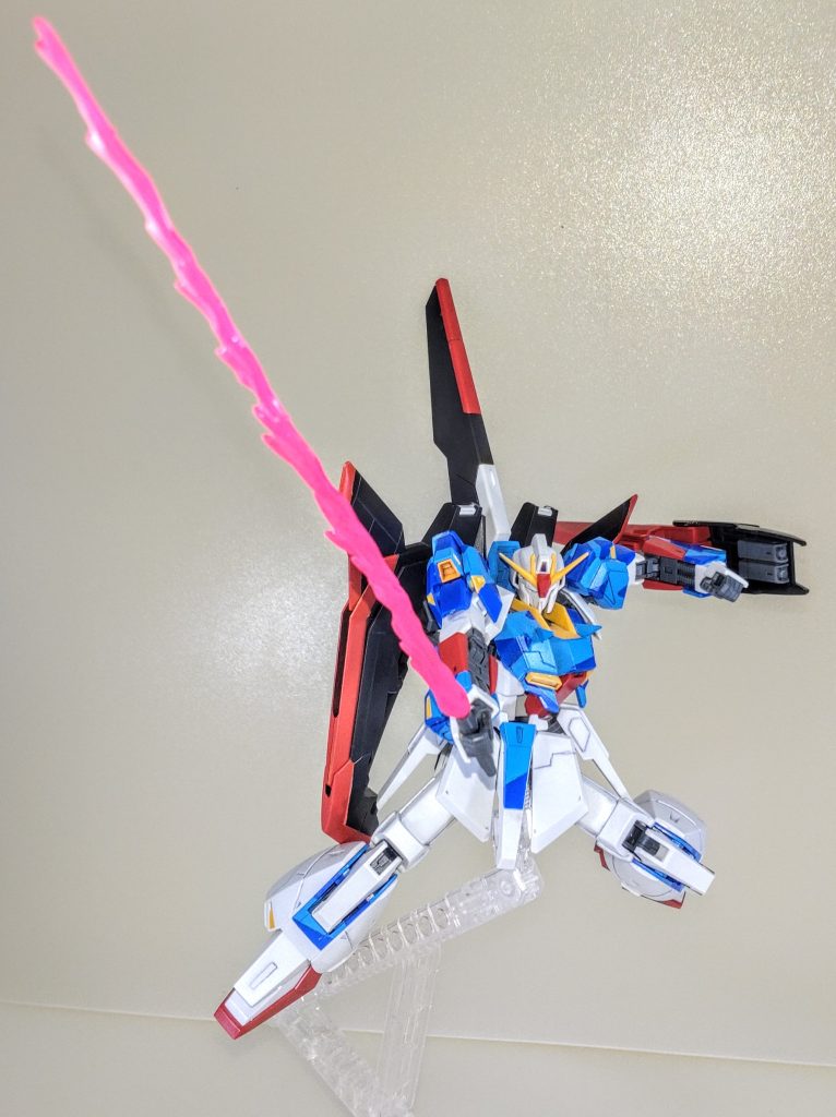 カミーユのゼータと言えば、ヤザンのハンブラビを倒したサイコビームサーベル（ 名称は何が正解なんでしょう…？）。1/100MSエフェクト01を蛍光ピンクで塗装した物を使用しています。私の中でゼータの活躍で印象的なのはやはりこれですね!!