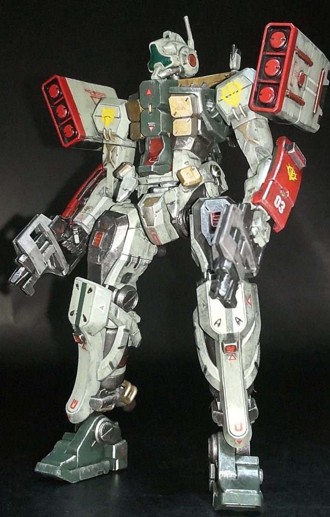 素立ち状態。ミサイルポッドはジムIIIと同じ位置に付けると可動が死ぬため少しずらして設置。本家ゲルググの肩をモチーフにこの位置にしました。他にもオプションパーツをジムIIIを見ながら色々つけています。カラーリングはアニメやバトオペを参考にし、緑主体で塗りました。奇しくもジオンの量産機っぽい色になりましたね。