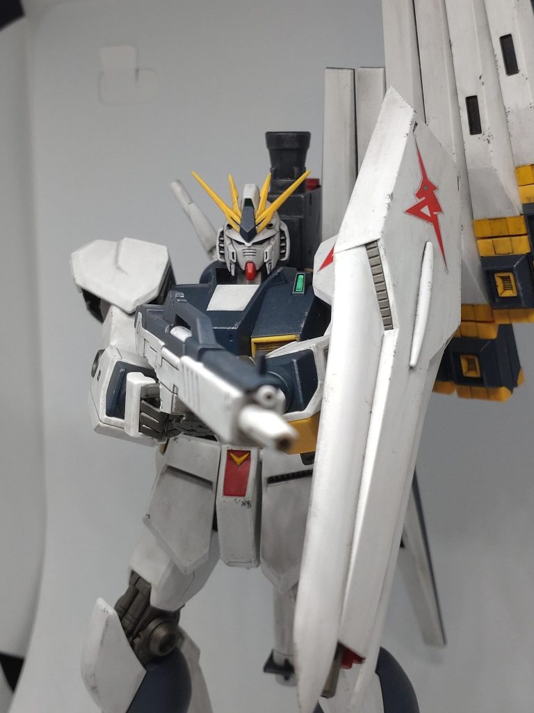 個人的に頭部パーツの頬当て部分が、下に長く開き過ぎている気がしたので、削り込んでやや小型化しています。また、フロントアーマーの段差部分はくり抜いて、スリット付プラ板を裏側からはめ込んでいます。その他、写真はありませんが、フロント/リヤアーマーともにプラ板で裏打ちをしています。