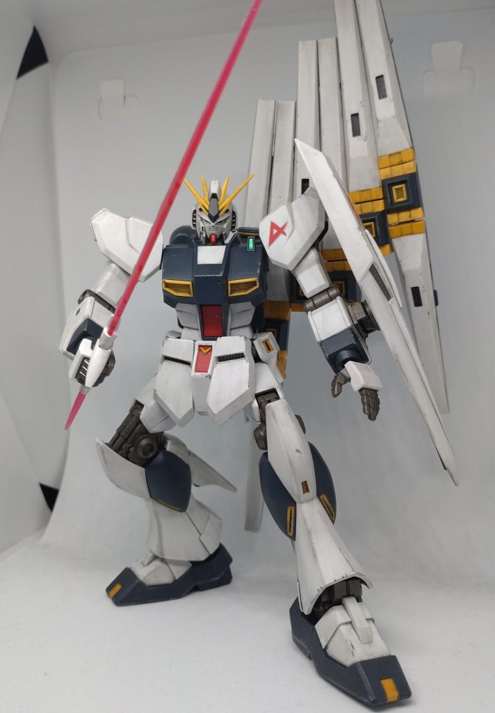 ビームサーベルを構えて。クスィーガンダム同様、下から小さいビーム刃がでるタイプです。本編で使ってたっけ?