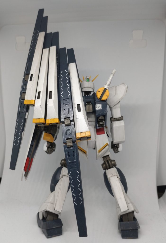 フィンファンネルは、シルバーのエナメル塗料を使って墨入れの要領でモールドを塗装。