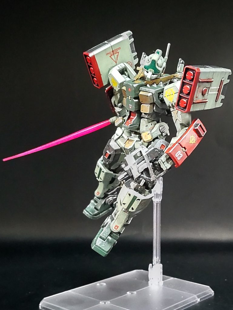 斬りかかる様子。ミサイルポッドがデカい。ゲルググが結構華奢な感じなのでなおのことでかい。ジムIIIのミサイルポッドもかなり大きいのであまり気にしていませんでしたが、ポーズ次第で違和感が出てきます。改造って難しい。