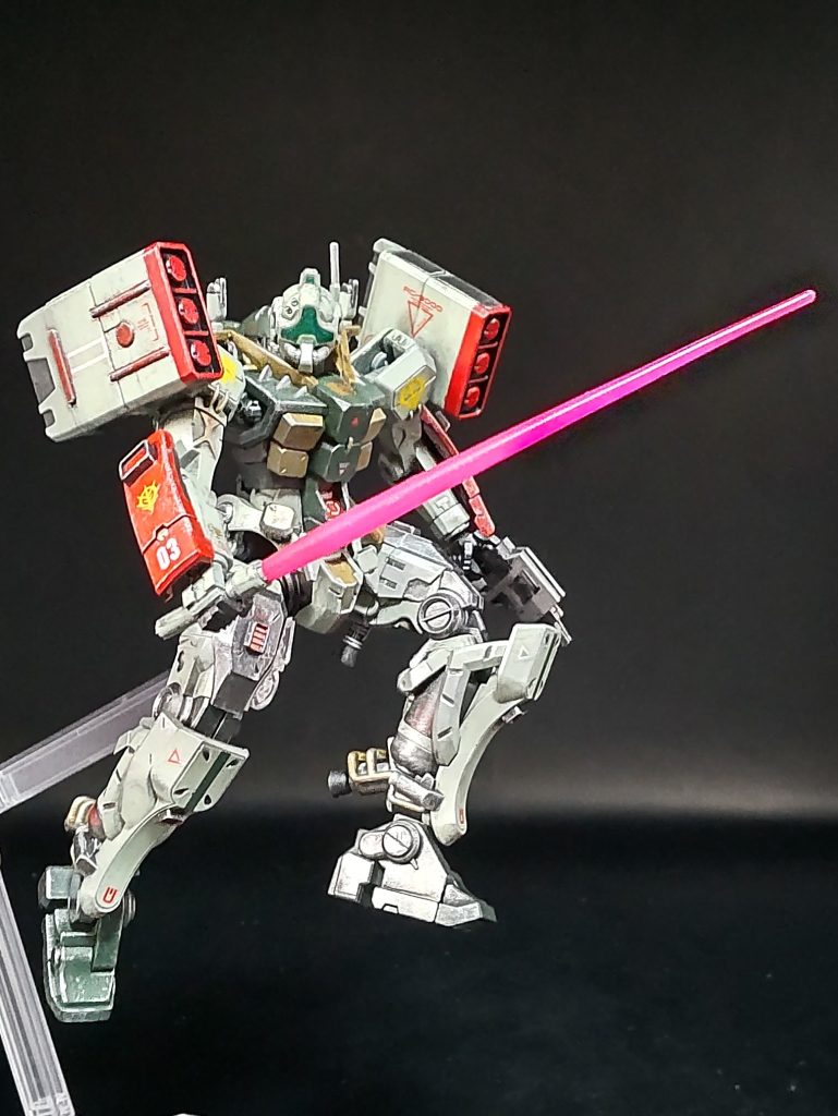 ビームサーベル抜刀。二丁拳銃も良いですが個人的にはサーベル装備の方が好み。ジムIII風ならビームライフルを用意するべきだったかもしれませんが…まあこれはジオンのゲルググIIIなんで良いでしょう、盾も小さいですし。