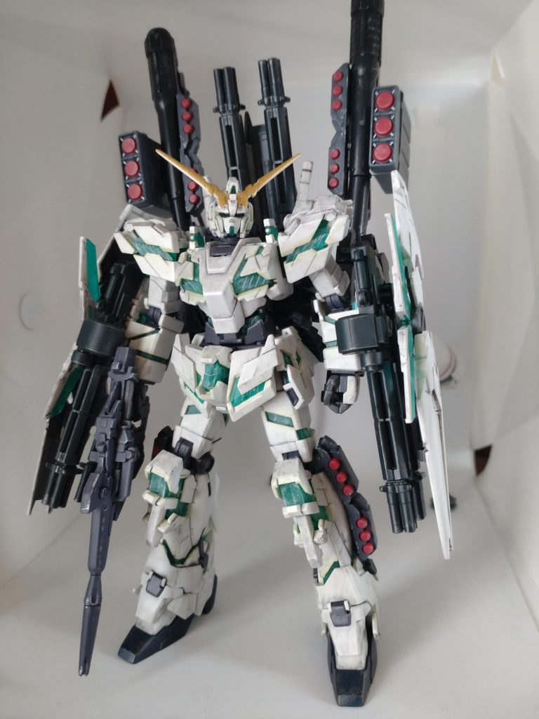 ガンダムユニコーンによって、逆シャア以来久々のガンダム熱が上がっていた私は、どうしてもユニコーンガンダムが作りたくなり、近くの家電量販店で見つけた、当時の最新キットであるこちらを何も考えずに購入しました。今考えれば、プラモに触れるのも約30年振りで、しかも説明書通りにしか作ったことがない私にとっては、かなり無謀な選択でした。