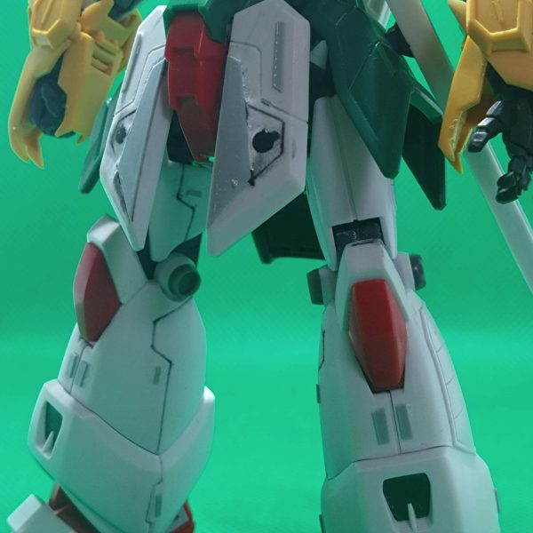 約2年ぶりの投稿になります(gundam-kao5)久しぶりにカッコいいガンプラが手に入ったので投稿しました。Gガンダム世代の私に取ったらドラゴンガンダムは大好きな機体になります(zaku-kao6)いつもの事でそのまま作ったら面白くないので筋彫りとプラ版はってちょこっと改造(gandam-hand1)イメージは「 若い時のドラゴンガンダム」今日は初めてスクラッチで刀を作りました(aku-kao4zaku-kao7)改造は完成しました(gundam-kao2)今回は首を約2ミリ延長してアゴを引ける様にしました(gandam-hand1)後は洗って黒サフを吹いて塗装に入ります(zaku-kao2)（6枚目）