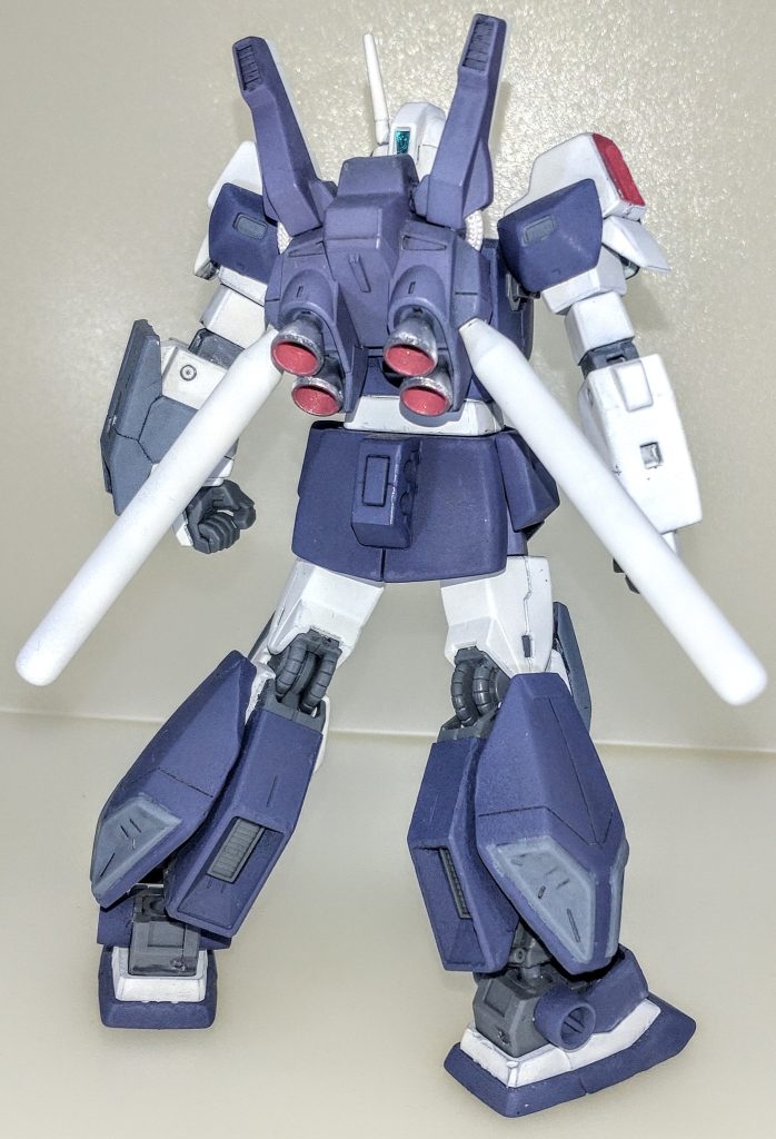 背面。設定だと細かい部分でデザインが変わっているらしいんですが、このキットでは追加パーツでリメスっぽく見えるようにすることをテーマに製作しました。カラーリングもネモと同じらしいんですけど、ここはガンプラらしくオリジナルカラーで塗装しましたが、仕上げが少し荒くなっています…。