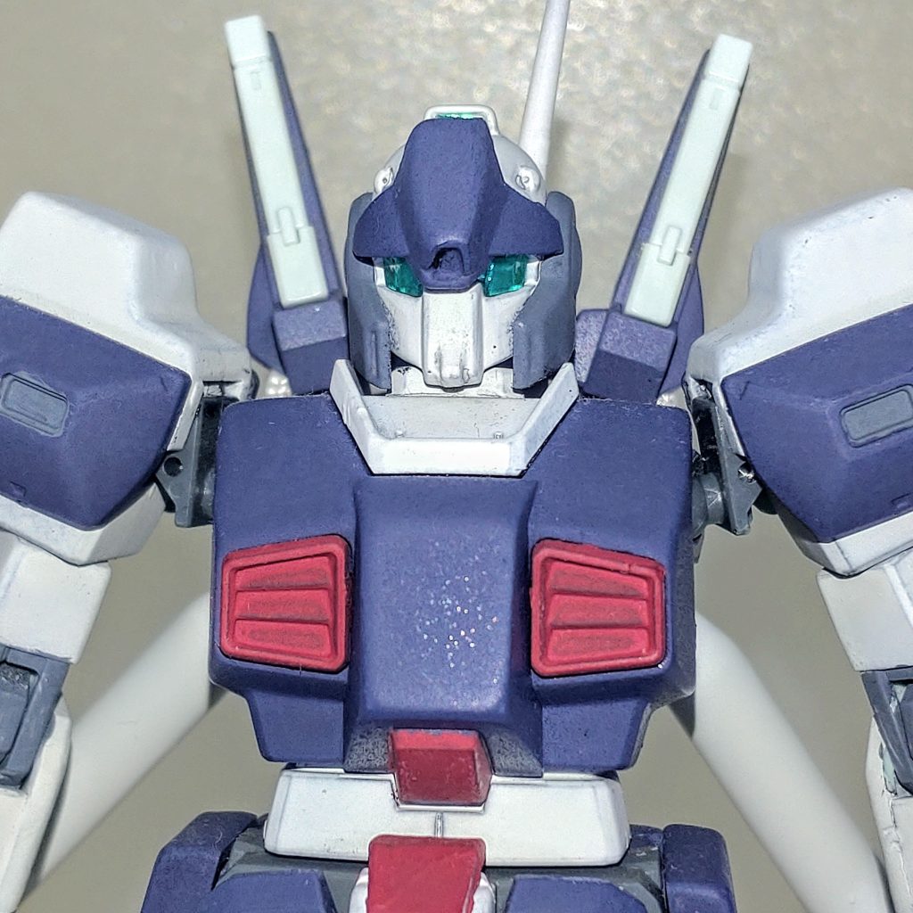 上半身。頭部はウェーブの型想いで型取り・複製したhgucジェガンのひさしを追加しました。あと分かりづらいですがあごも追加しています。