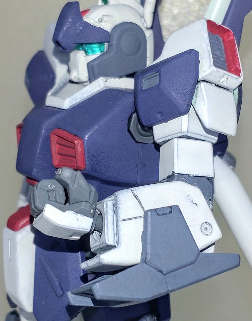 腕部。左前腕にビルドファイターズEGアームズ付属のナックルガードを追加しています。