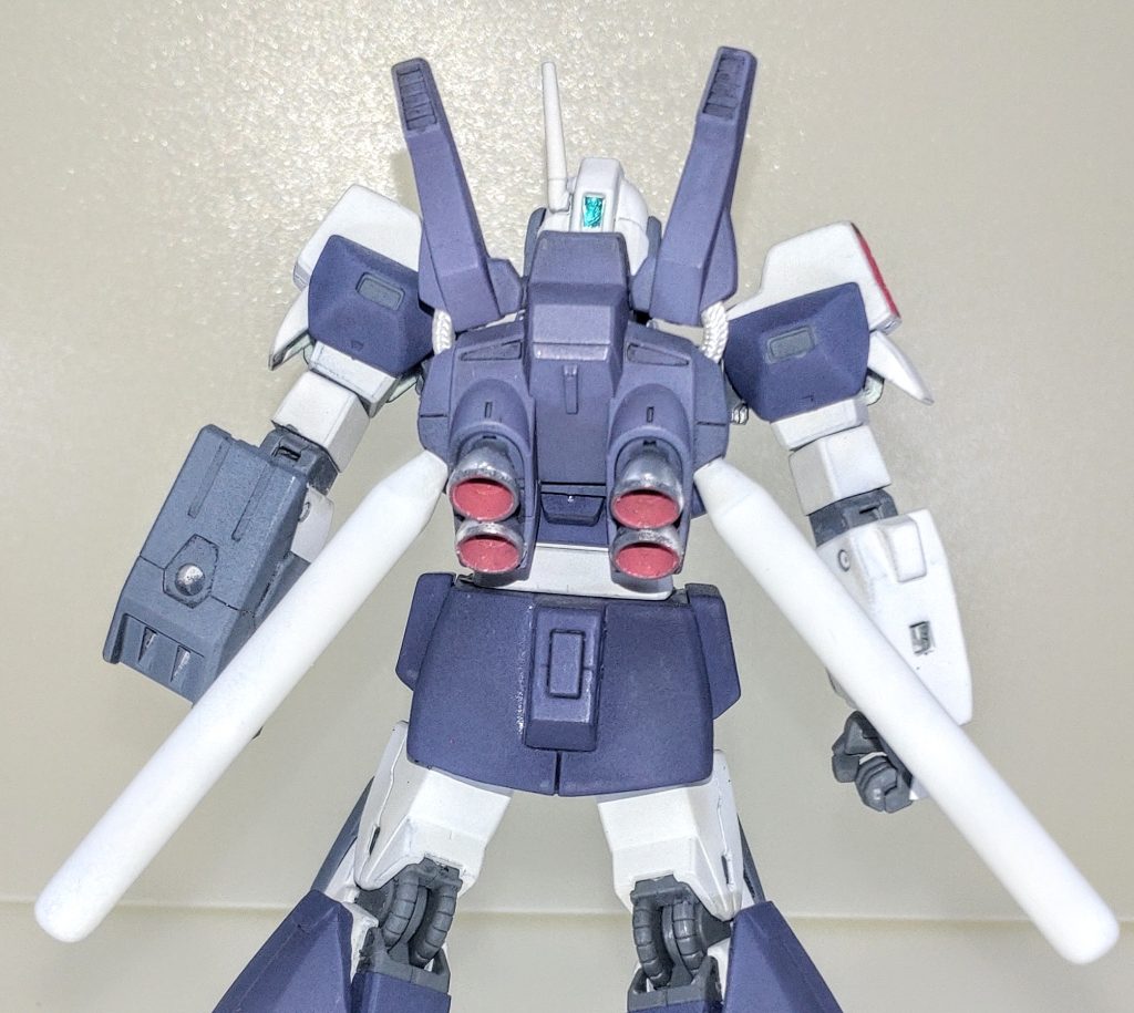 バックパック。hgucジムⅢのパーツにウェーブのGタンクを追加した物を使用しました。サーベルラックは後ハメの関係からホースをハイキューパーツのメッシュホースに置き換えてみました。