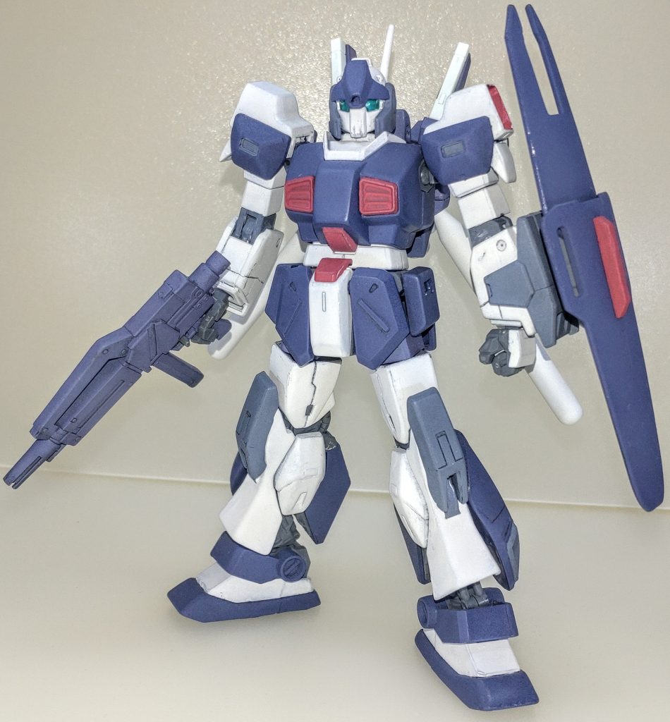 フル装備。劇中だとこの姿での活躍はないらしいんですけど、ガンプラで再現してみるととてもカッコいい印象です。カラーリングは白をタミヤのインシグニアホワイト、紺をガイアカラーのマーズダークブルーを使用しましたが、サンダーボルトカラーになっていることに完成後気づきました。赤は部分的にアクリジョンを使用してます。