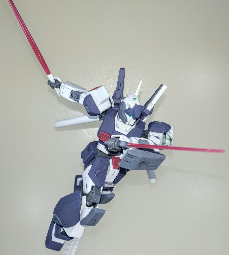 アクションポーズ。設定だと実剣付きのビームナイフらしいんですけど、どうやってビームを出しているんでしょう…。