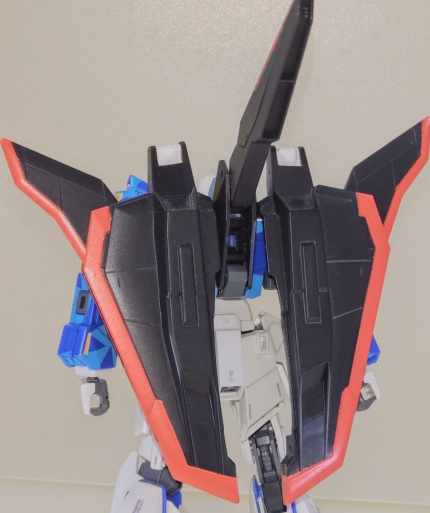 フライングアーマー。ディテールを引き立てるため、ウェザリングカラーのマルチグレーを使用しました。ウイングは購入当初ガンダムマーカーレッドで塗装していたのですが、今回製作し直すにあたりガイアカラーのローズブライトレッドで塗装し直しました。