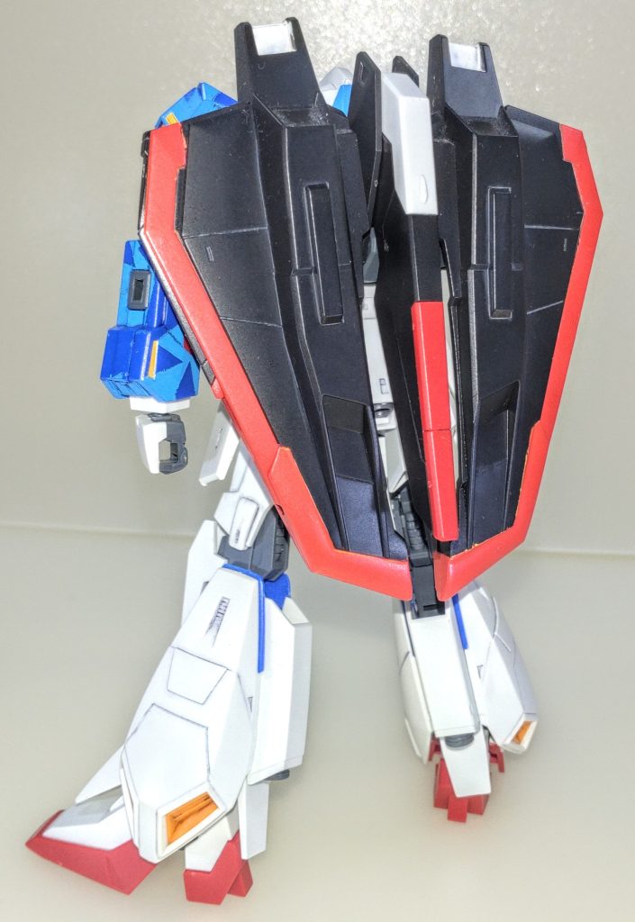 背面。主に筋彫りやプラ版によるディテールの追加とスプリッター迷彩を施しましたが、それ以外は成型色フィニッシュのままです。