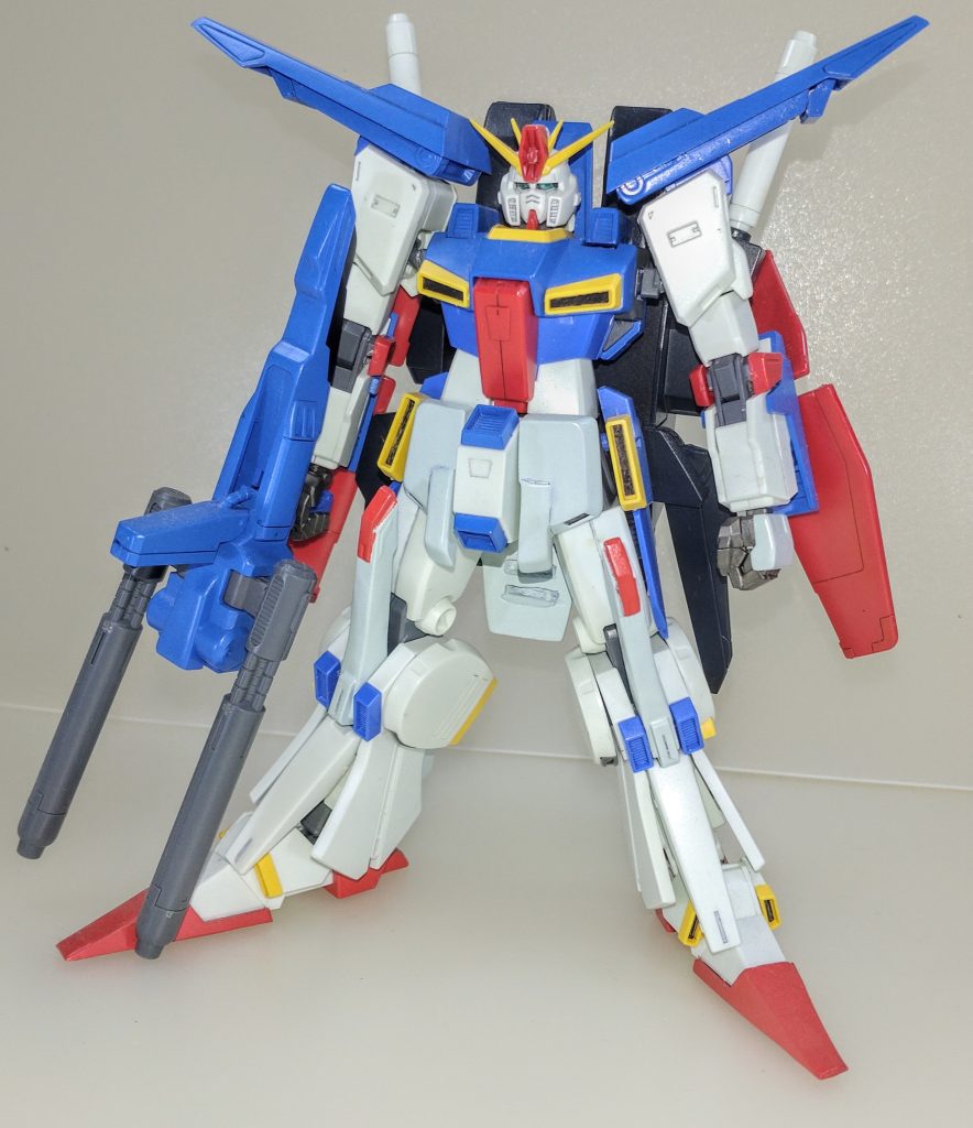 強化型。こちらはhgucをもう1体分使用して、パーツの差し替えで再現出来るようにしました。また、強化型の特徴となるパーツはプラ材・エポキシパテによる延長工作やジャンク品を使用しています。普段はこの形態で飾っています。