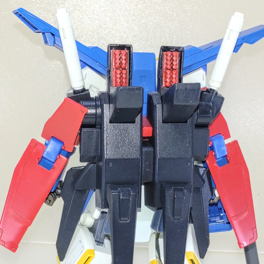 バックパック。 キットを2個分使用して、ミサイルランチャーを大型化しています。ミサイルは旧1/144フルアーマーダブルゼータのパーツを複製した物を使用・数を揃えました。細部もジャンク品を用いて強化型に似せるように製作しました。