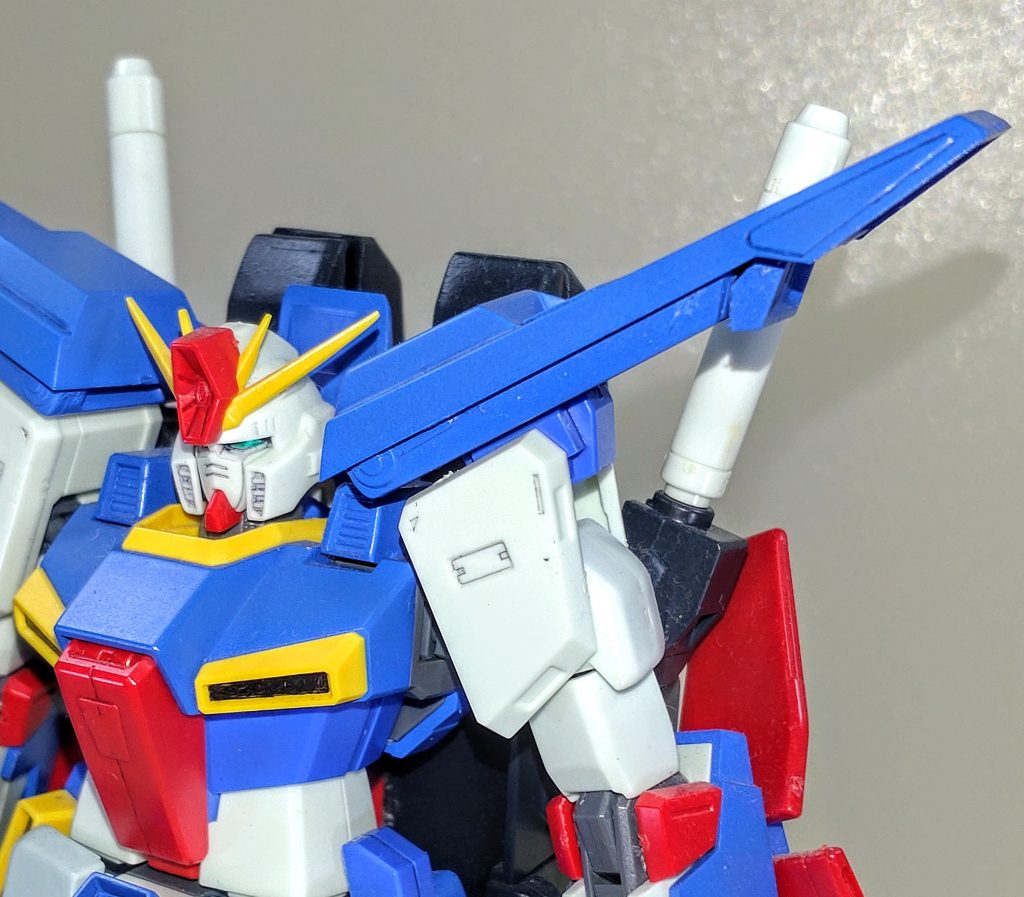 腕部。肩アーマーは旧キットのパーツ造形が素晴らしいと思えたので、各モデラーさんの作品を参考にhgucのパーツを加工・合体させた物を使用しました。