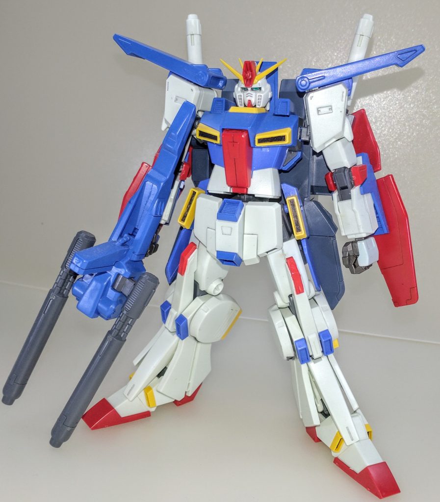 全身。このキットはリリース当時の2010年頃に購入し部分塗装を施した半パチ組状態で飾っていたのですが、2018年頃に旧1/144フルアーマーダブルゼータが地元の模型店で再販されていたので差し替えで再現出来るように2024年の2月に完成させました。