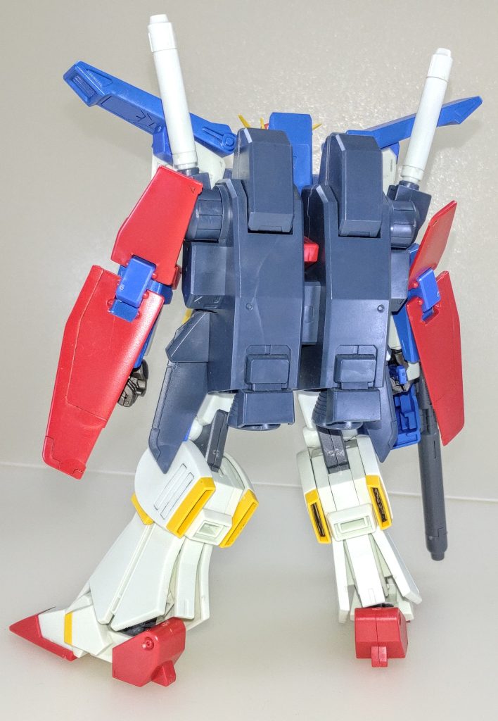 背面。このキットはノーマル・強化型・フルアーマー各形態を再現出来るようにそれぞれパーツの差し替えでのテーマで製作しました。ノーマル形態は合わせ目処理と部分塗装を施した以外は成型色フィニッシュにしています。変形ギミックも残していますが、あまりしないので省略します…😅