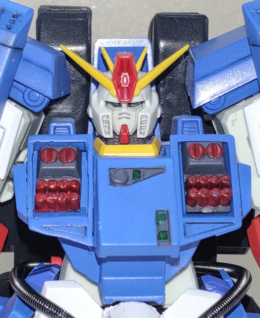 胸部のミサイルランチャーは旧キットだと左側しか再現されていなかったのですが、右側も再現出来るようにしましたが地味に大変な作業でした。