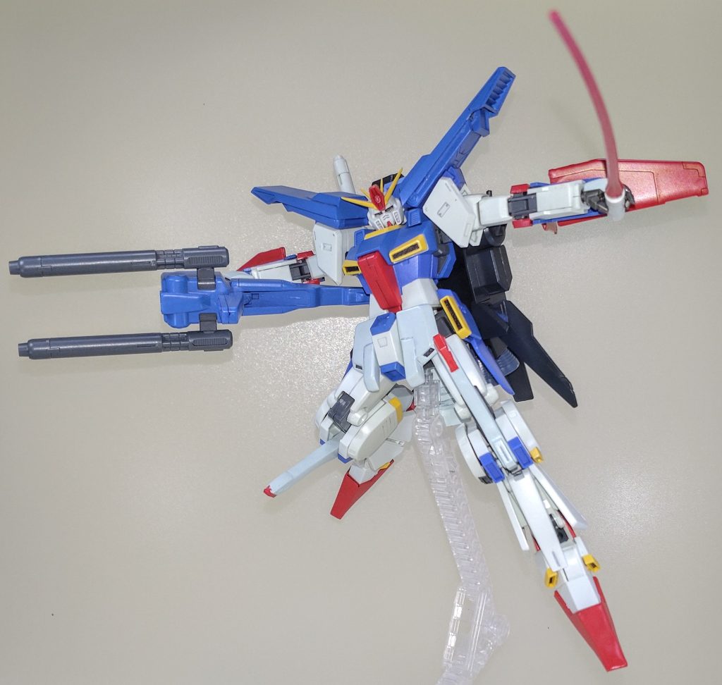 他キットの左手首を加工して、サーベルを持てるようにしました。