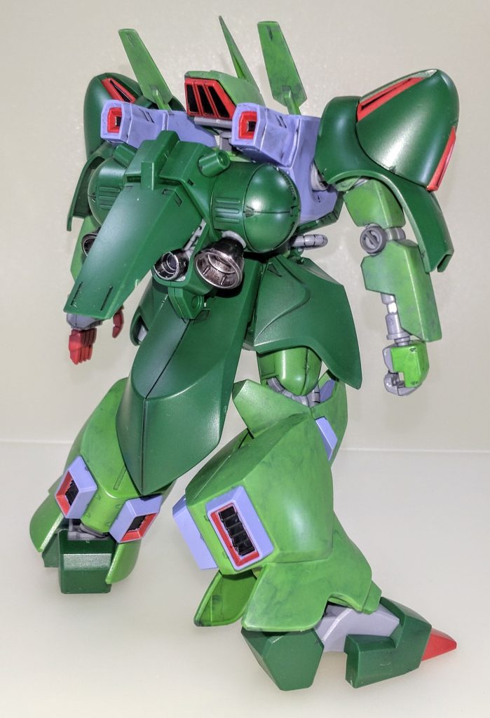 背面。 主に合わせ目消しや部分塗装・ウェザリング等を施した成型色フィニッシュですが、成型色を活かしてラッカー塗料をディテール部分に塗った後、溶剤でぼかしていきながら汚れを表現しました。明るい緑のパーツの汚しにはタミヤの暗緑色( 日本海軍)を、濃い緑のパーツにはリアルタッチマーカーグレー3を使用しました。