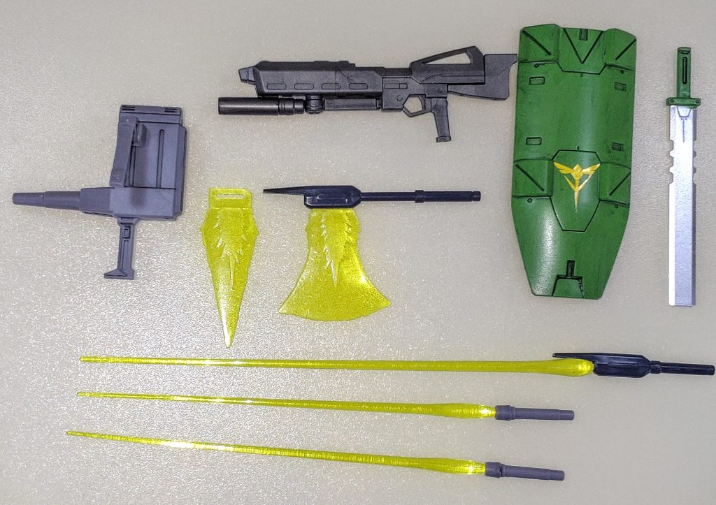 武装類。エネルギーガンは合わせ目を消してミサイルを塗り分けた以外はそのままです。追加装備としてジャンク品よりhgucギラ・ドーガのビームマシンガン・ビームソードアックスを、昔イエローサブマリンで購入したフルメカニクスガンダムキマリストルーパーのシールド・サーベルを用意しました。