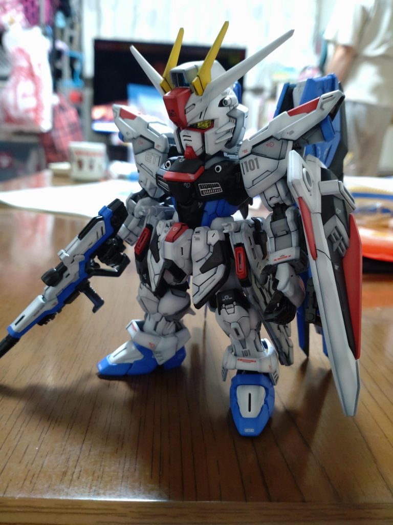 久々に完成です。グラデーション塗装もパーツが小さくてキツかったす…塗装後は、クリアコートしてからスミ入れ、デカール貼り。それから何層かクリアコートして、外装だけつや消しで仕上げました。本当はデカールの段差を消すつもりでのクリア厚吹きだったのですが、塗膜剥いちゃったので断念しました…水転写式じゃないデカールの段差消すには技術不足でした。