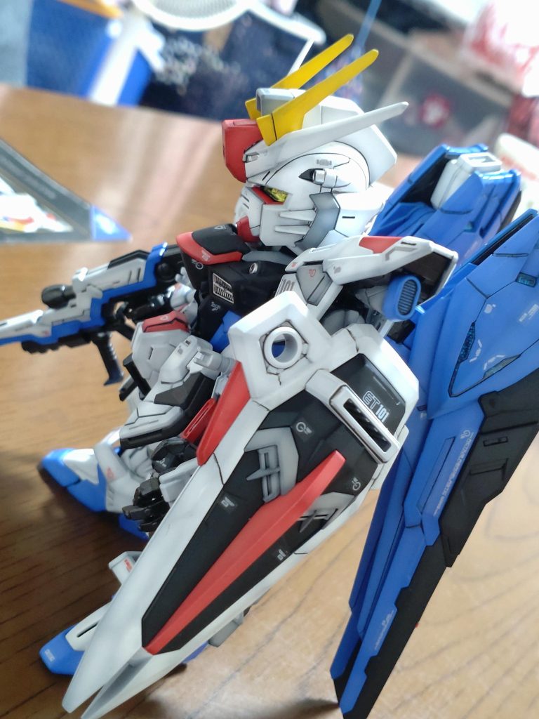肩アーマー内のスラスターは挟み込みだったのですが、肩フレームの合わせ目消しして、基本塗装終わって、デカール貼るために仮組みしようとした段階で挟み忘れに気づきました…最終組立時に軸を削って無理矢理後ハメしてます…ちゃんとハマって良かった😁