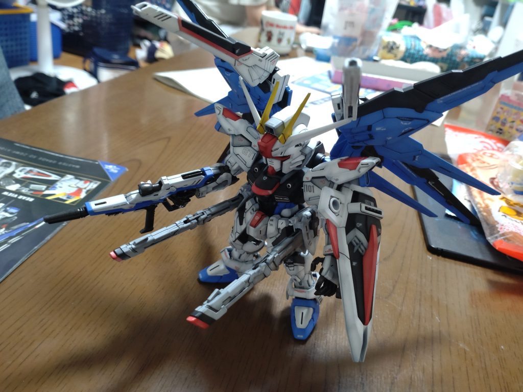 翼を前のめりにして何とか自立しました…カッコよく飾るには台座必須ですね 